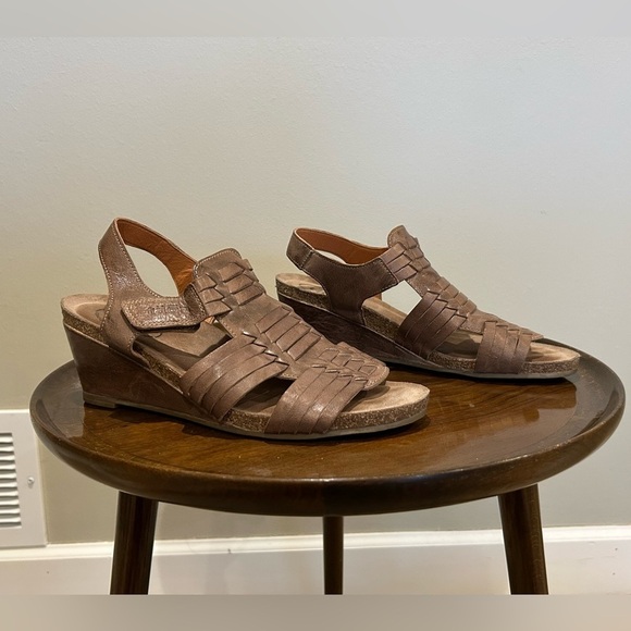 Taos Footwear Brown Wedge Sandals - Picture 1 of 13